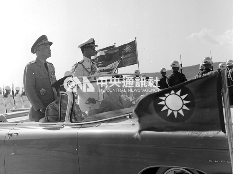 1963年6月5日泰王蒲美蓬（車內右後）與王后詩麗吉從東京飛抵台北訪問，蔣中正總統（車內左後）陪同蒲美蓬陛下在機場檢閱儀隊。（中央社檔案照片）