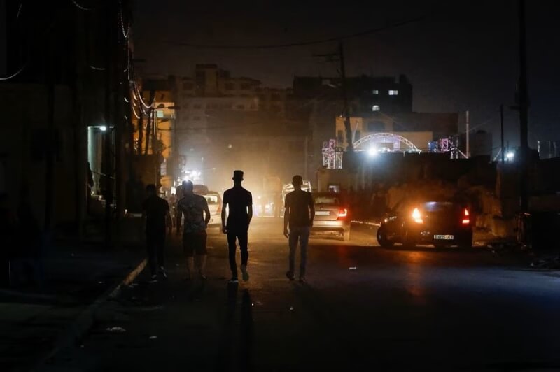 圖為位於加薩走廊的巴勒斯坦難民營7月17日因斷電陷入黑暗。（路透社）