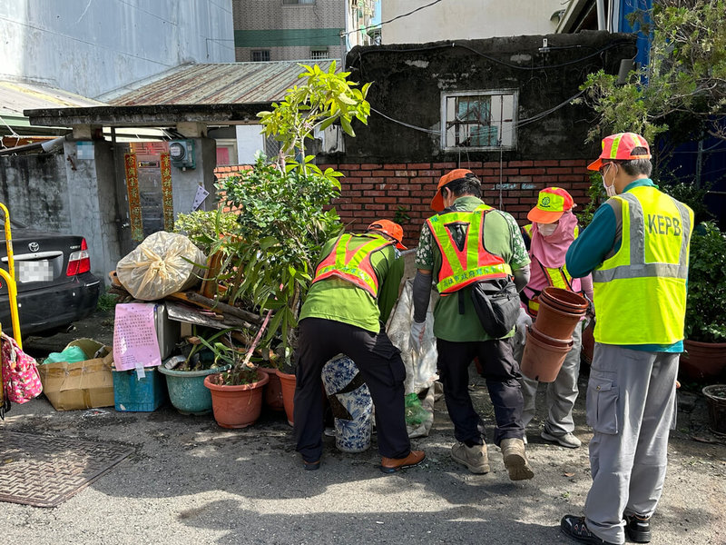 高雄市登革熱防治近日引發健康安全爭議，市府衛生局表示，20年來均秉持噴藥專業原則，從選用環境衛生用藥、噴藥技術及機具都經過嚴謹評估，並強調落實疫調採檢、孳生源清除及噴藥滅蚊三合一防治工作是必要的緊急防治手段。（高雄市政府衛生局提供）中央社記者林巧璉傳真  112年10月13日