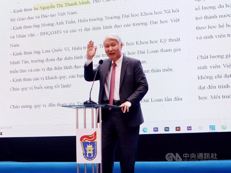駐越南代表石瑞琦(圖)在越南台灣高等教育展致詞表示,台灣目前有超過50萬的越南人,越南學生赴台留學不會孤單,且學成後回到越南也能擁有較佳求職機會。中央社記者陳家倫河內攝 112年10月13日