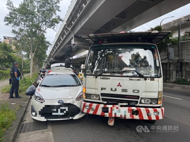 台北市內湖分局員警13日下午攔查1輛租賃車時，駕駛卻駕車逃逸，1輛貨車見狀協助擋下租賃車，警方並在其車內搜出大批毒品，詢後將租賃車潘姓男子及李姓妻子依法送辦。（翻攝畫面）中央社記者劉建邦傳真  112年10月13日