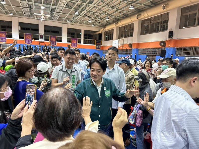 民進黨總統參選人賴清德（中，綠衣者）13日出席在台北市金華國中舉辦的團結信賴聯合晚會，受到支持者熱烈歡迎。中央社記者賴于榛攝  112年10月13日
