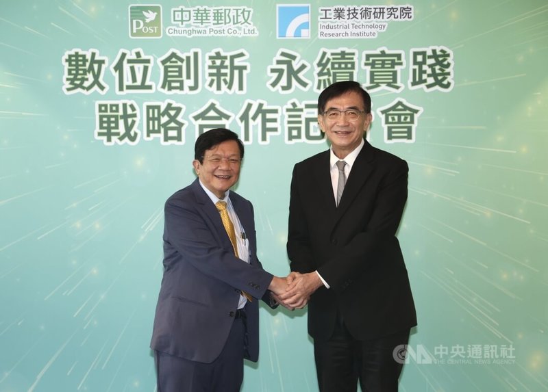中華郵政13日在台北舉行「中華郵政X工研院 數位創新 永續實踐 戰略合作」記者會,會中中華郵政公司董事長吳宏謀(右)與工研院董事長李世光(左)共同簽署合作意向書,並握手致意。中央社記者張新偉攝 112年10月13日
