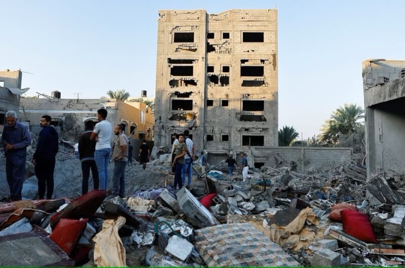 圖為加薩走廊南部民宅12日遭以色列轟炸後的情形。（路透社）