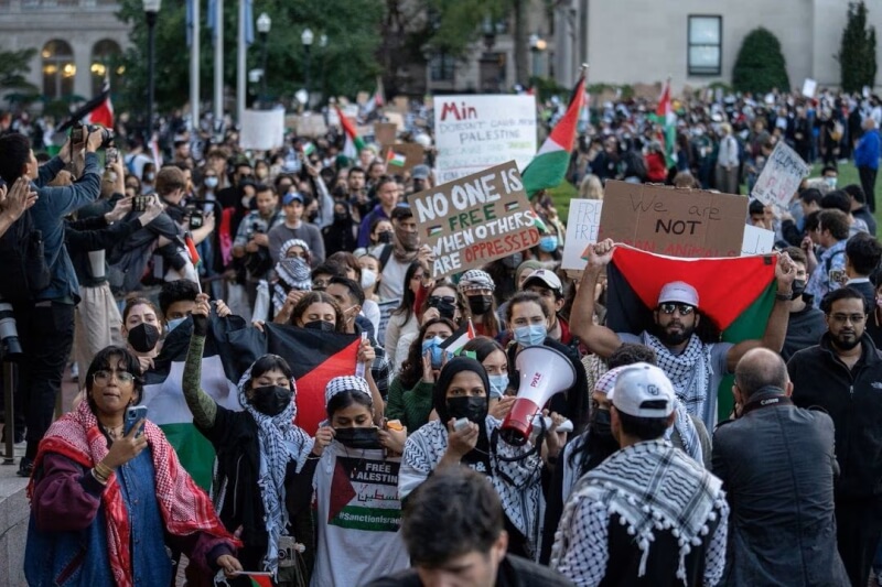 圖為12日美國哥倫比亞大學內，學生發起活動聲援巴勒斯坦。（路透社）