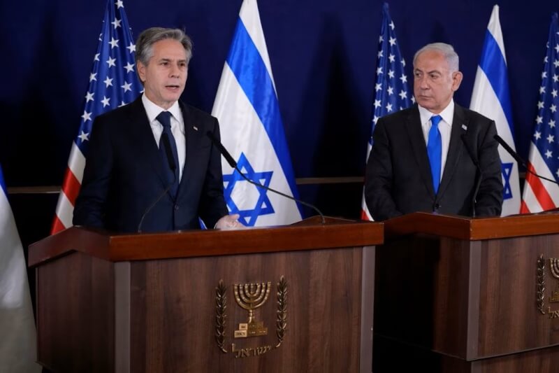 美國國務卿布林肯（左）12日與以色列總理尼坦雅胡（右）會談後在特拉維夫舉行記者會。（Jacquelyn Martin/Pool via 路透社）