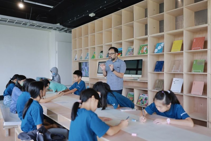 教育部結合高教資源和中小學師資，共同開發課程，14日到22日在台灣當代文化實驗場C-LAB圖書館展演空間舉辦「生活中的每一課－美感進行式」美感教育課程與教學成果展，鼓勵學生從生活中察覺美感元素，圖為濯亞國際學院師生在展間的閱讀區自由創作。（美感與設計課程創新計劃團隊提供）中央社記者陳至中台北傳真  112年10月13日