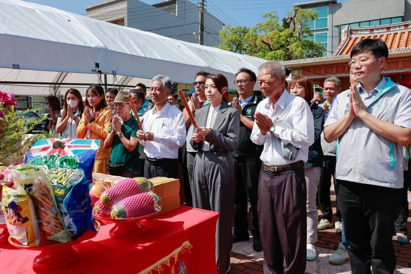 新竹市政府13日啟動香山鹽港溪流域自行車道及環境改善工程，完工後將串聯17公里海岸線及客家庄，未來民眾可欣賞海岸線的美麗風景及自然生態，預計2024年完工。前右3為新竹市長高虹安。（新竹市政府提供）中央社記者郭宣彣傳真  112年10月13日