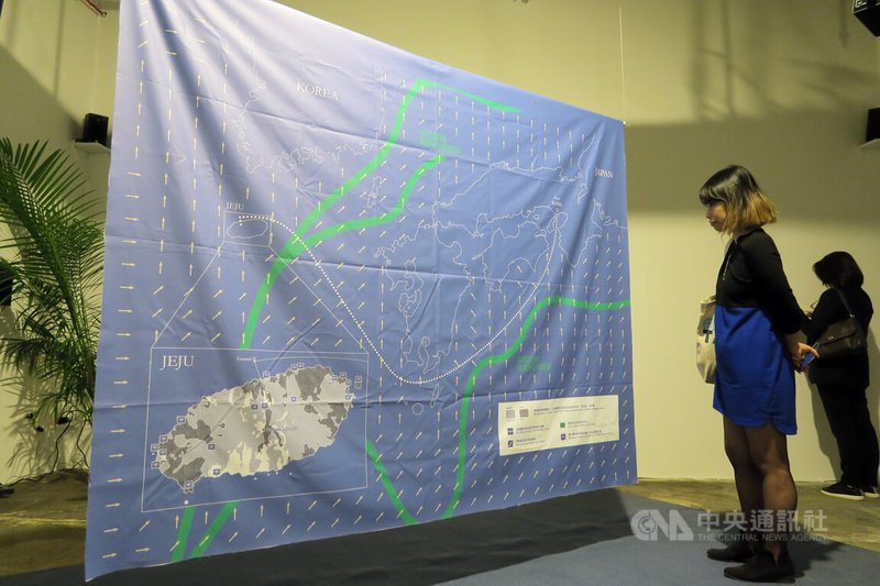 紐約布魯克林舉辦「齊唱Part 8:潮浪之間」聯展,台灣藝術家王虹凱作品中的地圖呈現韓國詩人金時鐘從濟州到日本的逃亡路線,當地洋流及風向。中央社記者尹俊傑紐約攝 112年10月13日