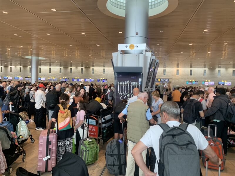 以巴衝突爆發後，以色列特拉維夫班古里昂國際機場（Ben Gurion Airport）離境大廳擠滿「逃難」觀光客。（讀者提供）