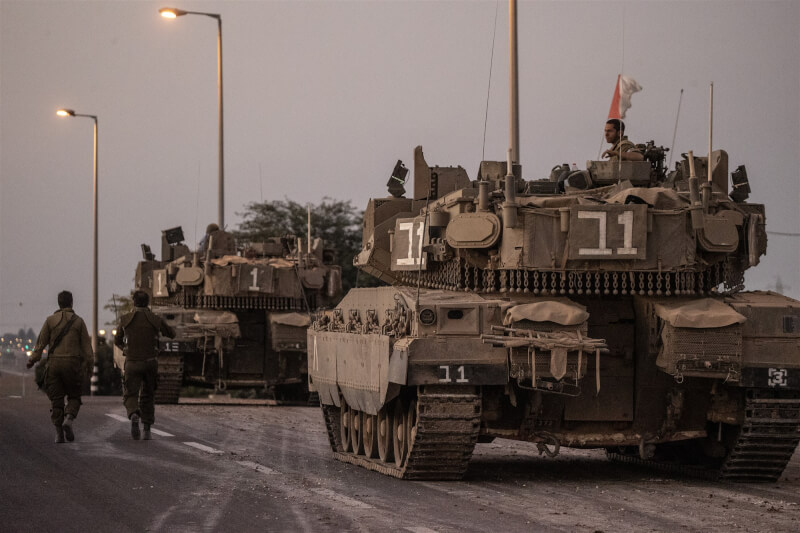 圖為12日往加薩走廊邊界移動的以色列軍隊。（安納杜魯新聞社）