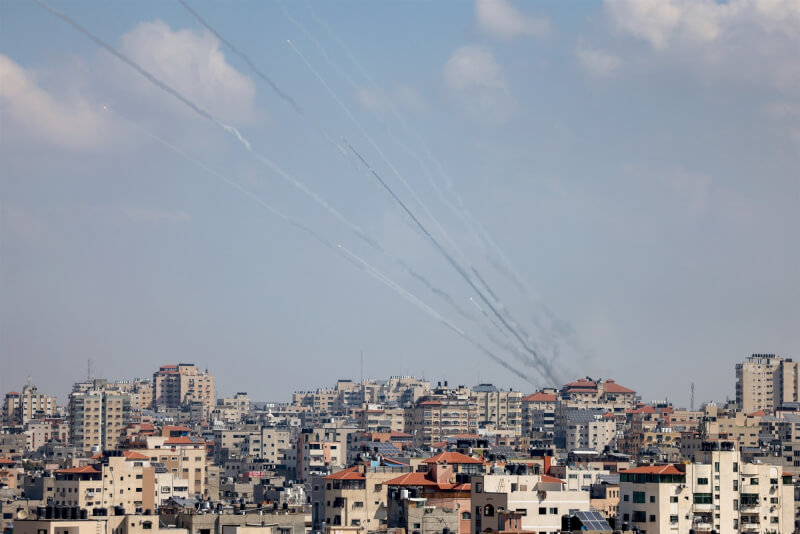 圖為13日加薩走廊武裝分子向以色列發射火箭。（法新社）