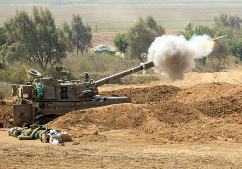 巴勒斯坦武裝團體哈瑪斯的突襲行動招致以色列反擊，一輛以色列坦克13日在加薩走廊邊境史德洛特開火。（安納杜魯新聞社）