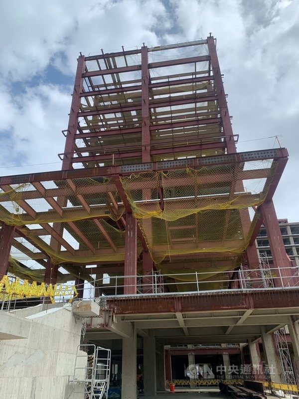 台北市警消13日獲報,思源街1號附近大樓新建工程發生工人不明原因墜落意外,送醫時已OHCA(到院前心肺功能停止),經搶救不治。台北自來水事業處發布新聞稿指出,已要求停工調查。(翻攝照片)中央社記者劉建邦傳真 112年10月13日