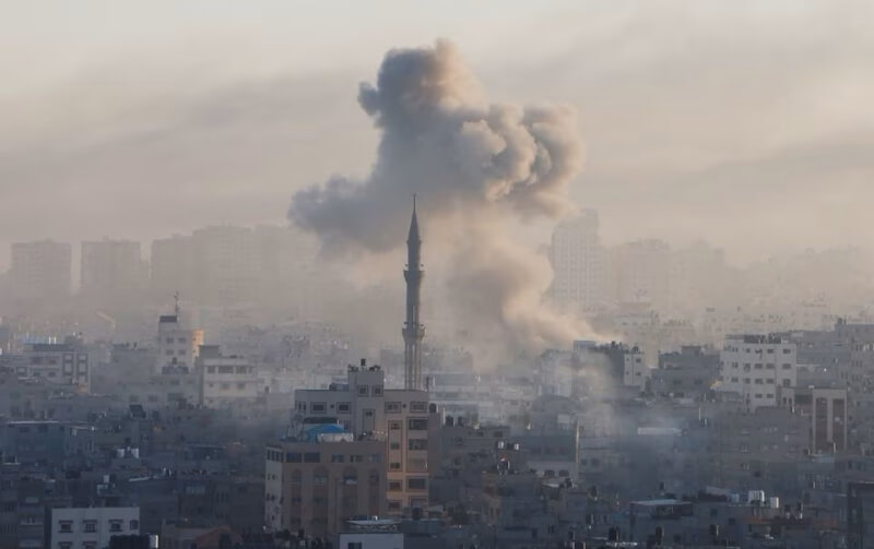 圖為13日加薩遭以色列空襲後冒出濃煙。（路透社）