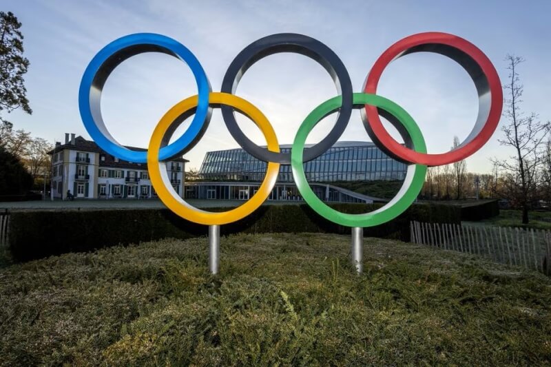 圖為位於國際奧會總部前的奧林匹克五環。（路透社）