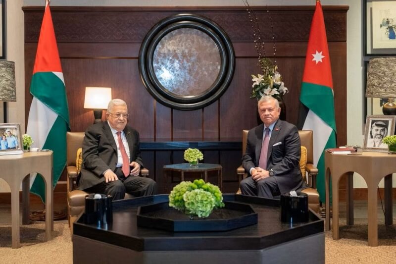 巴勒斯坦自治政府主席阿巴斯（左）12日與約旦國王阿布杜拉二世（右）會面。（Hashemite Court/Handout via 路透社）
