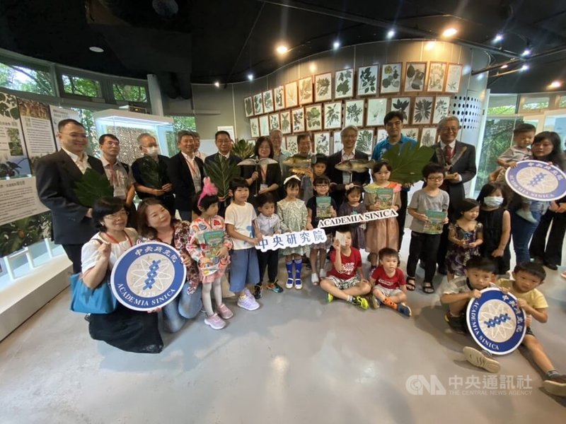 中研院院區開放「兒童科普日」14日舉行,同步推出「驚艷臺灣生物多樣性」特展,中研院長廖俊智(後右5)等人出席特展並與小朋友合影。中央社記者吳欣紜攝 112年10月14日
