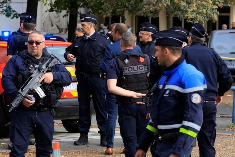 法國東北部一所學校13日遭車臣裔激進分子闖入持刀刺死1名教師，警方在周圍戒備巡邏。（路透社）