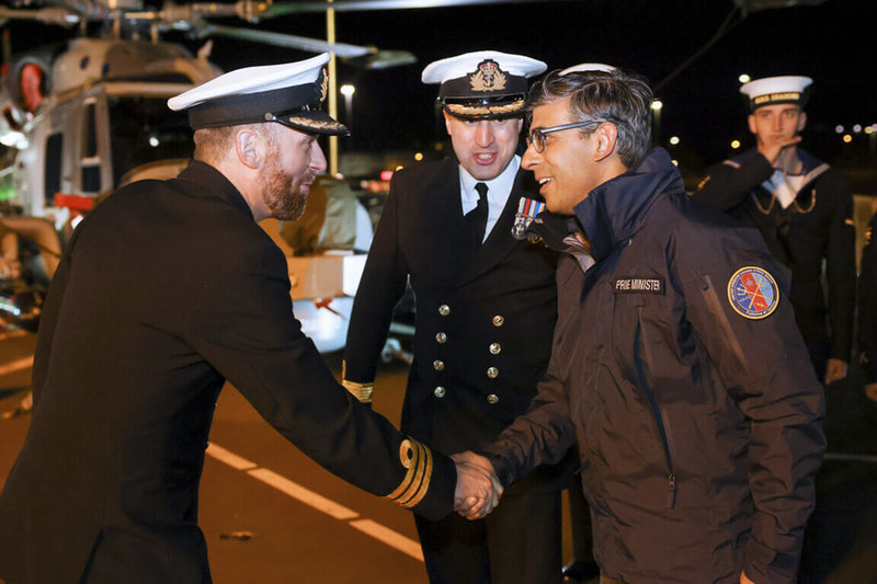 英國首相蘇納克（右2）12日登上停泊瑞典哥特蘭島的英國海軍防空驅逐艦「鑽石」過夜，為13日在該島舉行的遠征軍聯合部隊峰會作準備，並在艦上聽取簡報。（英國首相府提供）中央社記者陳韻聿倫敦傳真 112年10月14日