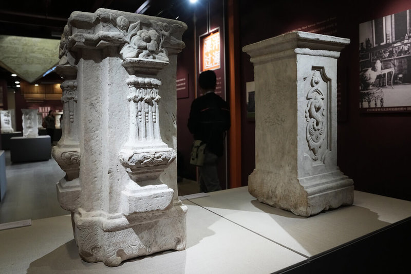 圓明園石柱回歸展暨2023北京公眾考古季開幕式13日上午在北京圓明園博物館舉行。圖為其中2件展出的石柱文物。（中新社提供）中央社  112年10月14日