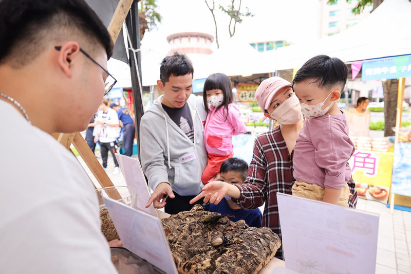 112年新北市客家義民爺文化祭14日起至16日在新北市市民廣場熱鬧展開，活動前兩日並舉辦青創市集，吸引許多民眾前往參觀。（新北市客家事務局提供）中央社記者黃旭昇新北市傳真  112年10月14日