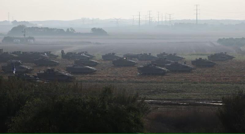 以色列坦克14日駐紮在加薩走廊邊境。（路透社）