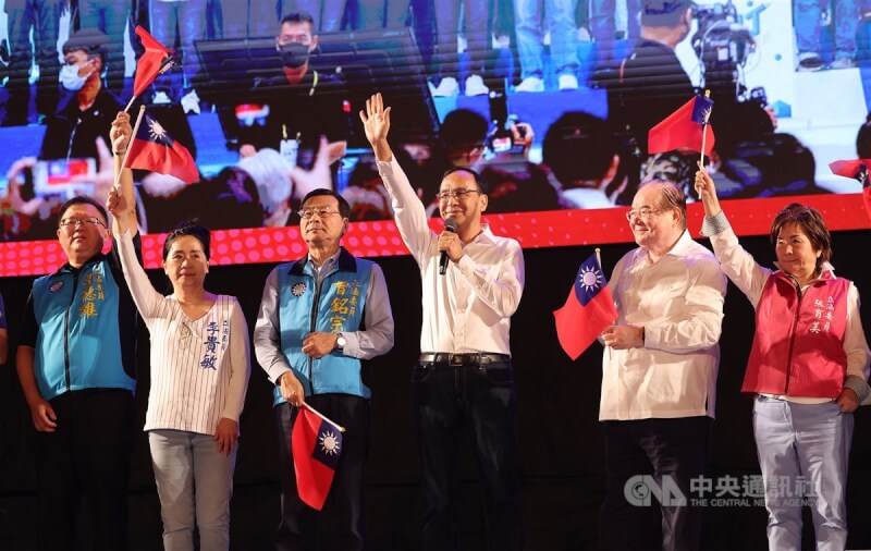 國民黨總統參選人侯友宜14日晚間在新北市板橋第一運動場舉行首場萬人大型造勢活動，黨主席朱立倫（右3）到場站台相挺，向台下支持者喊話，盼團結力拚2024勝選。中央社記者趙世勳攝 112年10月14日