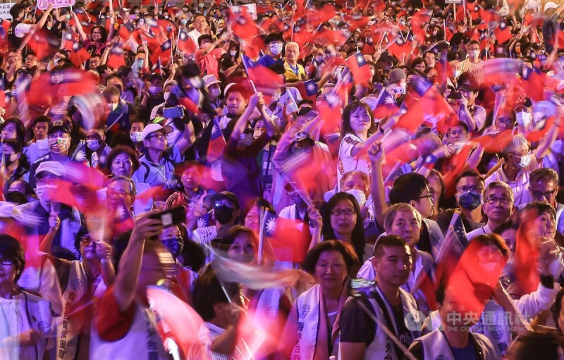 國民黨總統參選人侯友宜14日晚間在新北市板橋區舉辦全國首場聯合競選總部成立及造勢大會，吸引大批支持者到場相挺，在台下揮舞國旗並高喊「凍蒜」。中央社記者趙世勳攝 112年10月14日