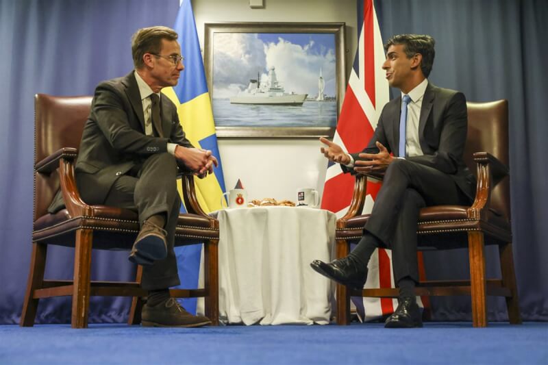 英國首相蘇納克（右）13日與瑞典總理克里斯特森（左）登上正在北歐執行巡邏任務的英國海軍防空驅逐艦「鑽石」，會談觸及雙方在安全防衛等領域的合作，以及歐洲和中東區域安全情勢。（英國首相府提供）中央社記者陳韻聿倫敦傳真 112年10月14日