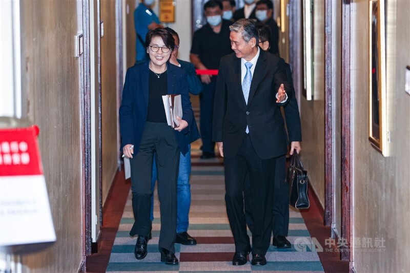 「藍白合」會前會14日下午在台北福華大飯店登場，國民黨總統參選人侯友宜競辦執行長金溥聰（右）、民眾黨總統參選人柯文哲競辦總幹事黃珊珊（左）會後一同步出會議室，臉上皆掛著笑容。中央社記者鄭清元攝 112年10月14日