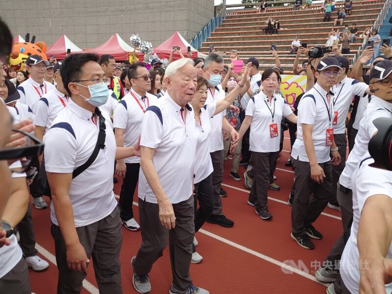 台積電運動會14日在新竹縣立體育場舉行，創辦人張忠謀（左2）應邀出席，他一抵達會場隨即繞場一周，與台積電員工打招呼。中央社記者張建中攝 112年10月14日