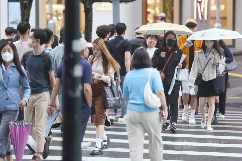 圖為台北市信義區民眾過馬路。（中央社檔案照片）