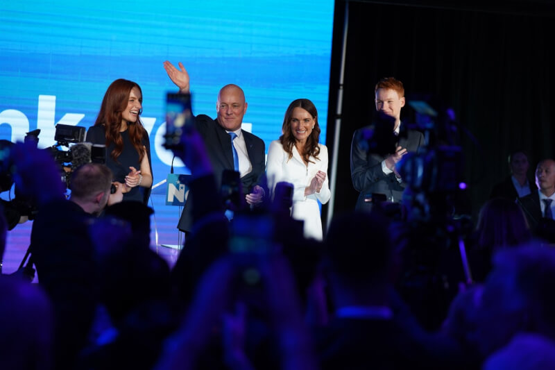 紐西蘭14日舉行國會大選，新一屆國會將由國家黨黨魁盧克森（左2）組成政府，完成政黨輪替。（圖取自facebook.com/christopherluxon）