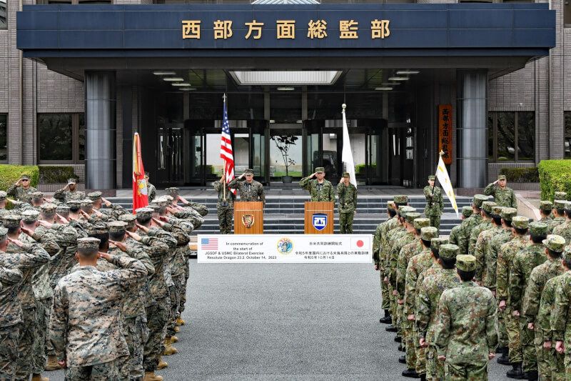 日本陸上自衛隊與美軍陸戰隊14日開始在日本九州地方及沖繩等地，展開針對離島防衛的大規模聯合訓練。圖為開幕式。（圖取自facebook.com/gsdfwahq）