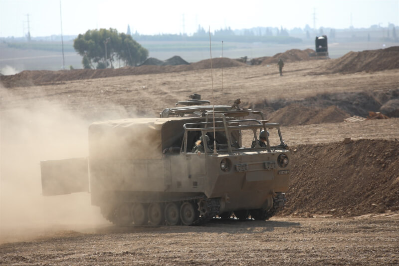 13日駐紮在軍事區的以色列砲兵部隊發動攻擊。（安納杜魯新聞社）