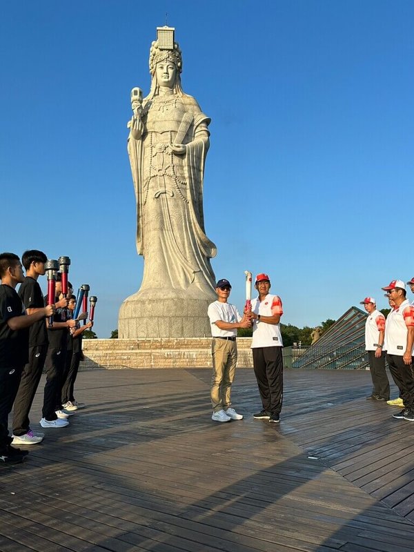 112年全國運動會10月21日將在台南市登場，聖火傳遞為期2週，首次以各縣市名勝古蹟作為聖火交接點，13日進入最終站連江縣馬祖，在媽祖巨神像前展開聖火傳遞。（台南市政府提供）中央社記者張榮祥台南傳真 112年10月14日