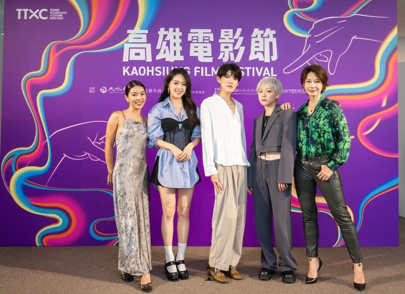 2023高雄電影節高雄焦點單元推出「後難題短片輯」,15日放映由高雄市電影館與公視合作推出的系列主題短片,其中「注意看,這個女人……」演員董韋伶(左起)、李想、導演丁啟文、演員林幻夢露、丁寧合體亮相。(高雄電影節提供)中央社記者王心妤傳真 112年10月15日