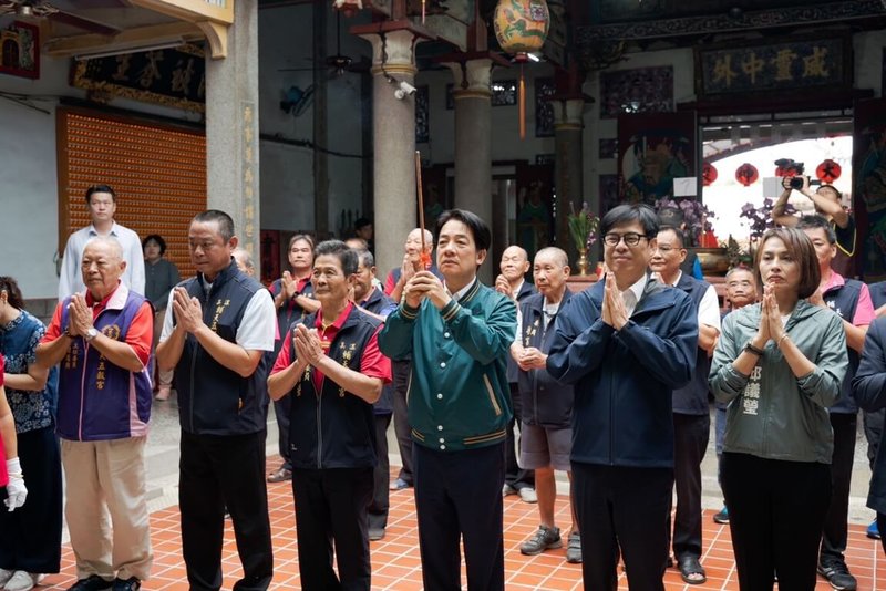 民進黨總統參選人賴清德（前右3）15日到高雄美濃輔天五穀宮參香祈福，高雄市長陳其邁（前右2）、民進黨立委邱議瑩（前右1）等也陪同出席。（賴清德競總提供）中央社記者林巧璉傳真  112年10月15日