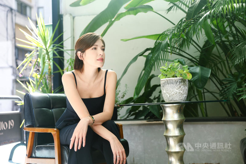 藝人許瑋甯受訪時坦言,拍完劇集「她和她的她」後身心俱疲,人彷彿被抽乾,是她第1次覺得暫時無法接戲,考慮要休息一陣子。中央社記者王騰毅攝 112年10月15日