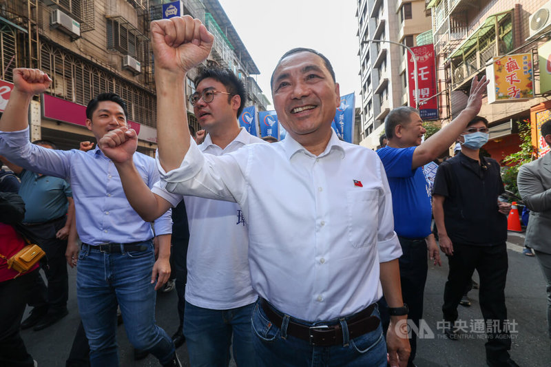 國民黨總統參選人侯友宜、立委參選人蔣欣璋聯合競選總部成立大會15日上午在新北市新莊區舉行，侯友宜（前右）、蔣欣璋（前左2）與台北市長蔣萬安（前左1）共同呼口號造勢。中央社記者吳家昇攝 112年10月15日