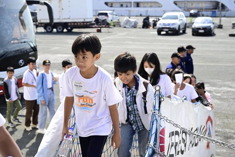 菲律賓海巡隊14日開放社區孩童參觀巡航南海的艦艇「馬格巴努亞號」，盼培養下一代的海洋領土意識與愛國情操。中央社特約記者Edward Bungubung攝  112年10月15日