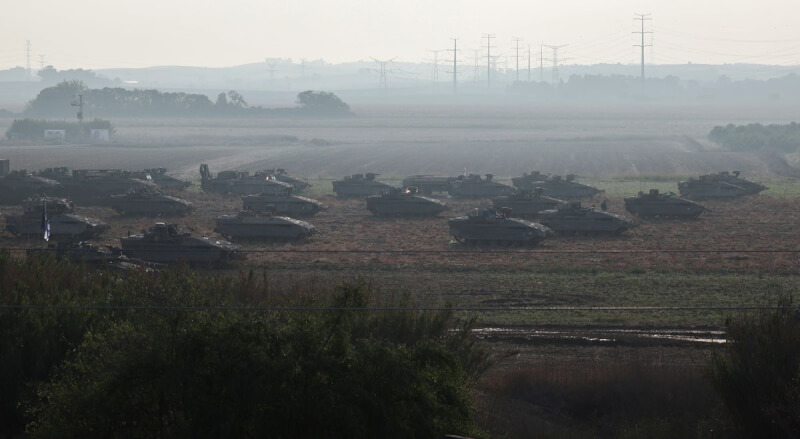 以色列坦克14日駐紮在加薩走廊邊界附近。（路透社）