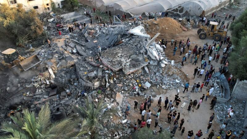 圖為15日加薩走廊中部一棟被以色列空襲摧毀的巴勒斯坦房屋殘骸。（路透社）
