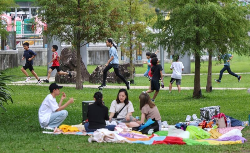 圖為民眾趁著天氣涼爽宜人，前往台北市大湖公園野餐與遊憩。（中央社檔案照片）