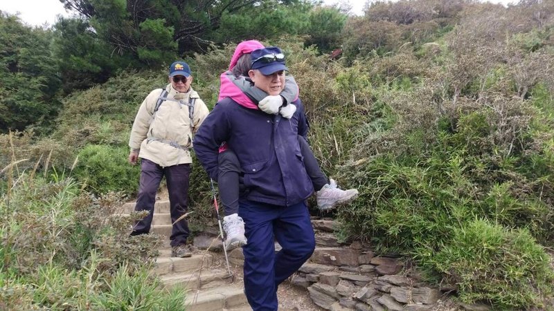 51歲施姓女子15日在合歡北峰步道因腳扭傷無法行走，救援人員獲報到場協助揹負她下山至登山口，轉由同行親友開車載送前往醫院。（民眾提供）中央社記者李先鳳傳真  112年10月15日