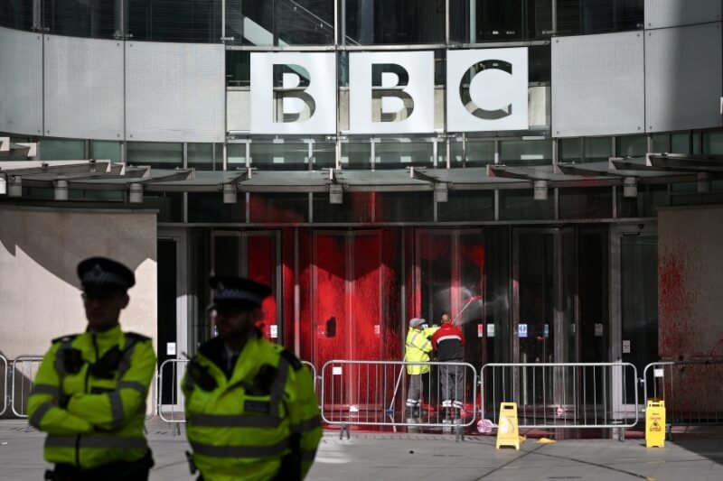 親巴勒斯坦抗議組織宣稱在英國廣播公司倫敦總部潑紅漆。（法新社）
