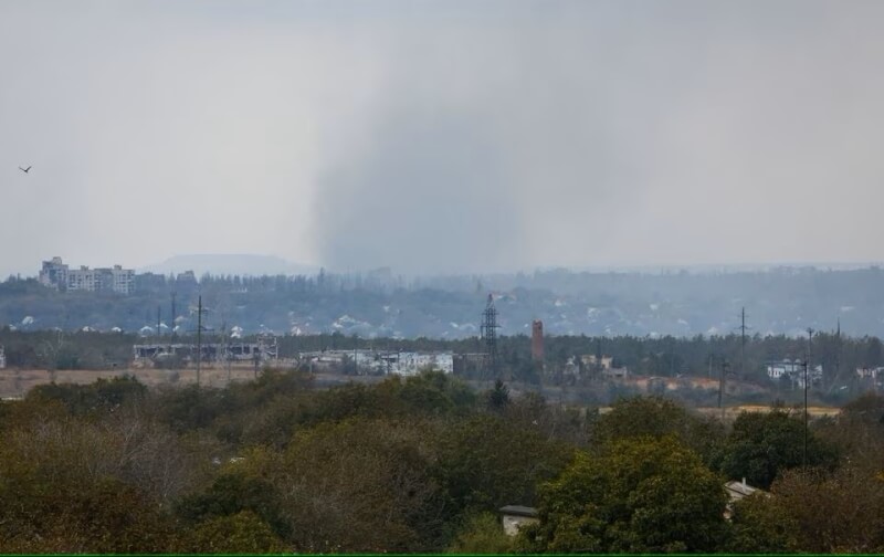 俄羅斯控制的烏克蘭頓內茨克地區13日上空可見因戰事造成的濃煙。（路透社）