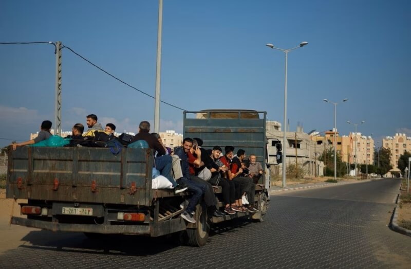 巴勒斯坦民眾14日在以色列攻擊中逃往加薩走廊南部。（路透社）