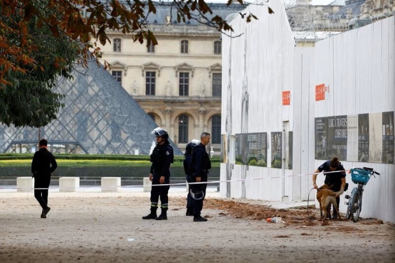 法國警方14日在巴黎羅浮宮博物館前巡邏搜索可疑物品。（路透社）